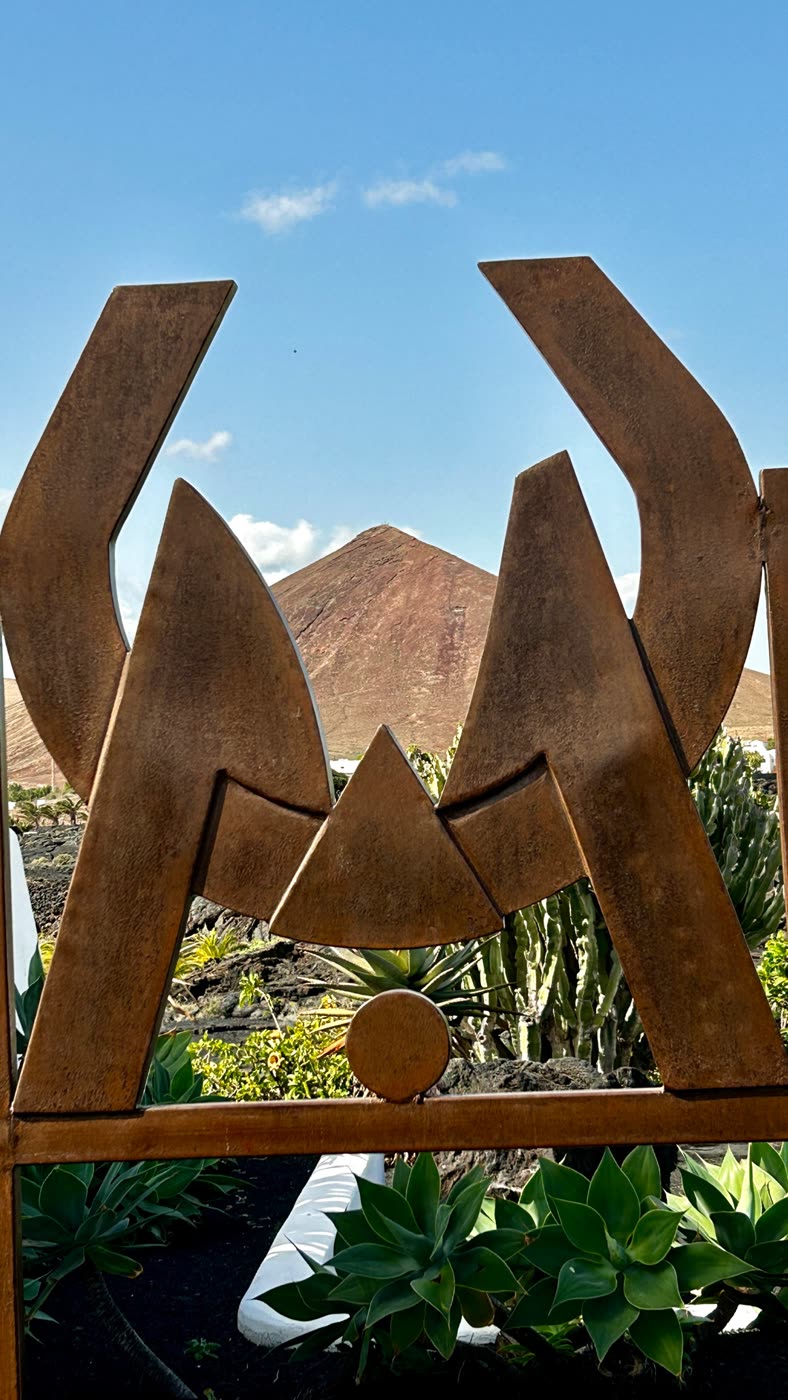 Scultura in metallo all’ingresso della Fundación César Manrique